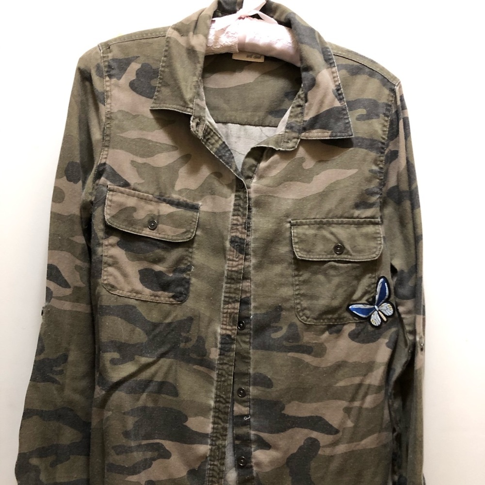 WET SEAL CAMO SHIRT. SIZE S/M